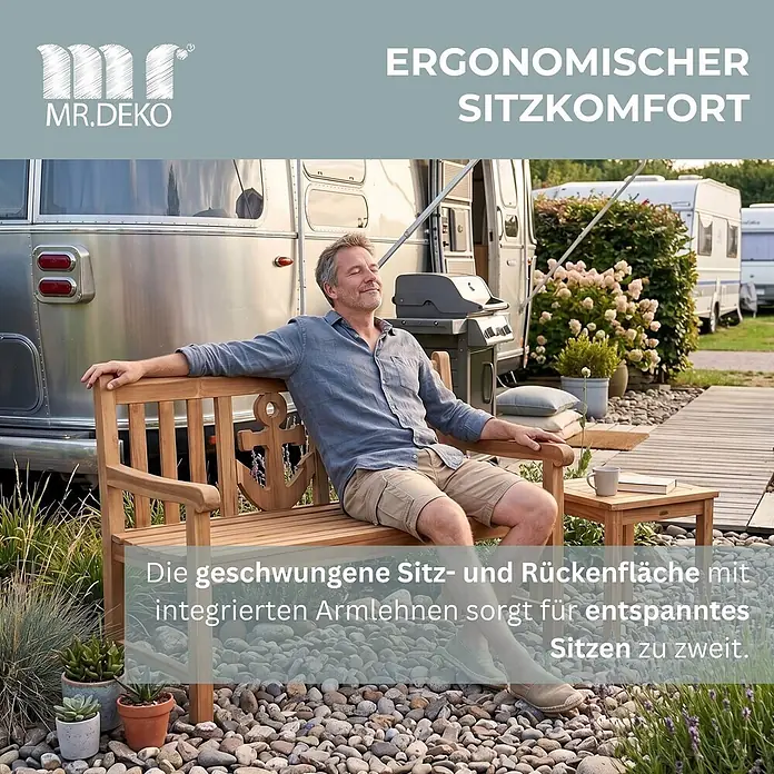 Bene Living Gartenbank Anker - Teakholz, Natur - Holzgartenbank mit einem Mann, der entspannt darauf sitzt. Ergonomische Sitz- und Rückenfläche mit Armlehnen.
