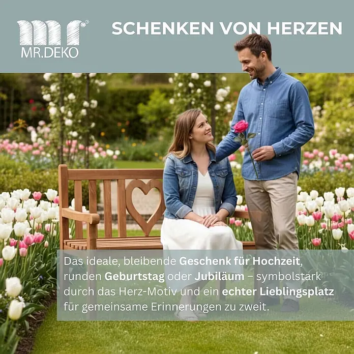 Bene Living Gartenbank Herz - Teakholz, Natur - Romantische Holzgartenbank mit Herzausschnitt, von einem Paar in einem blühenden Garten genutzt.