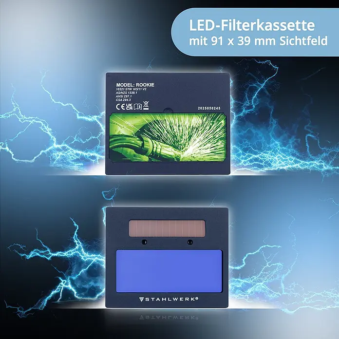 STAHLWERK Automatik Schweißhelm ROOKIE Schweißschild Schweißermaske DIN 3 DIN 11 -  - Dunkelgraue LED-Automatikschweißfilterkassette mit 91x39 mm Sichtfeld, vor elektrisch blauem Hintergrund dargestellt.