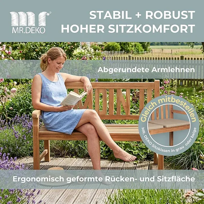 Gartenbank Moin Teak 120cm -  - Holz-Gartenbank mit ergonomischer Rückenlehne, genutzt von einer Frau im Garten. Kissen in Grau/Beige optional.