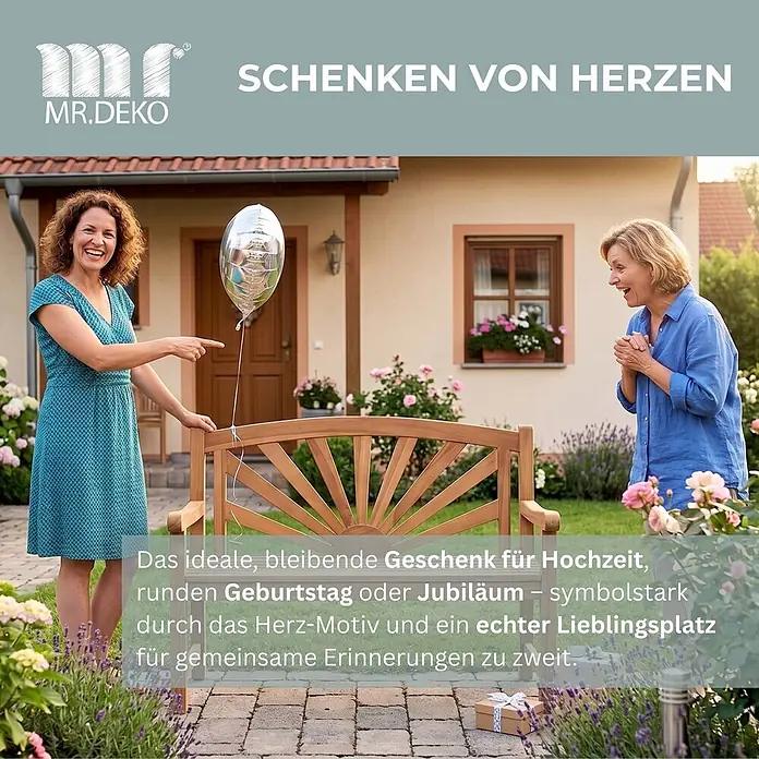 Gartenbank Sonne Teak 120cm -  - Zwei Frauen interagieren mit einer hellen Holz-Gartenbank. Eine präsentiert sie als Geschenk, die andere nimmt sie erfreut entgegen, im Garten.