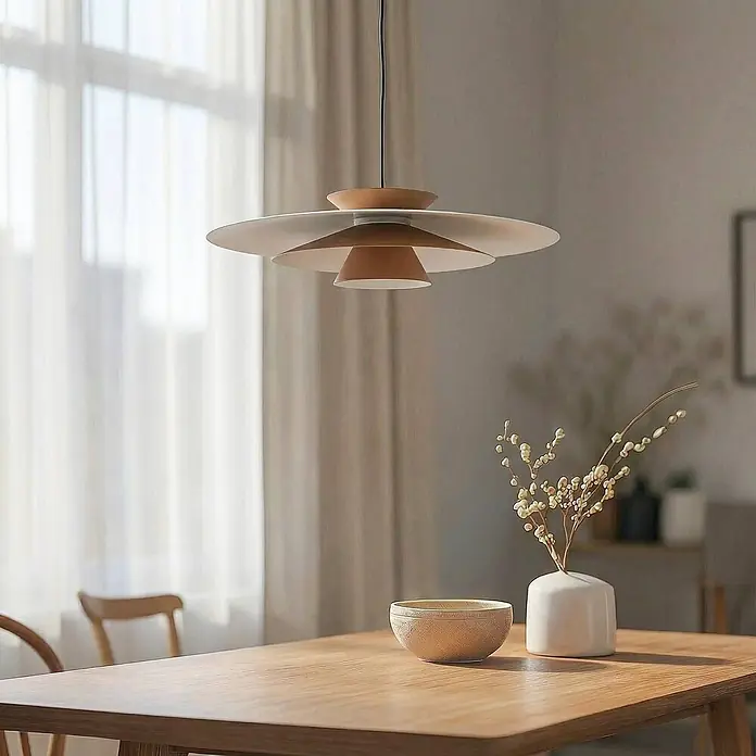 Lucande Pendelleuchte Livie - creme / amber, beige, weiß matt - Moderne Pendelleuchte mit geschichteten weißen und hellbraunen Schirmen über einem Holztisch.