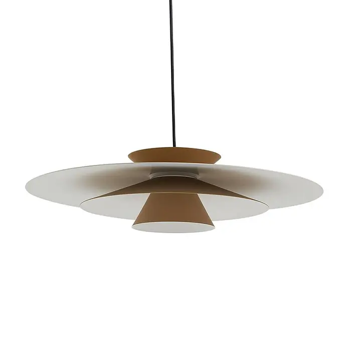 Lucande Pendelleuchte Livie - creme / amber, beige, weiß matt - Moderne Pendelleuchte mit geschichteten, matten braunen und durchscheinend weißen Scheibenelementen, aufgehängt an einem schwarzen Kabel.