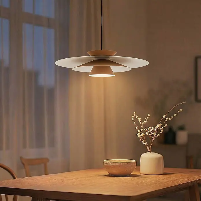 Lucande Pendelleuchte Livie - creme / amber, beige, weiß matt - Moderne mehrschichtige Pendelleuchte in Weiß und Braun über einem Esstisch, warmes Licht spendend.