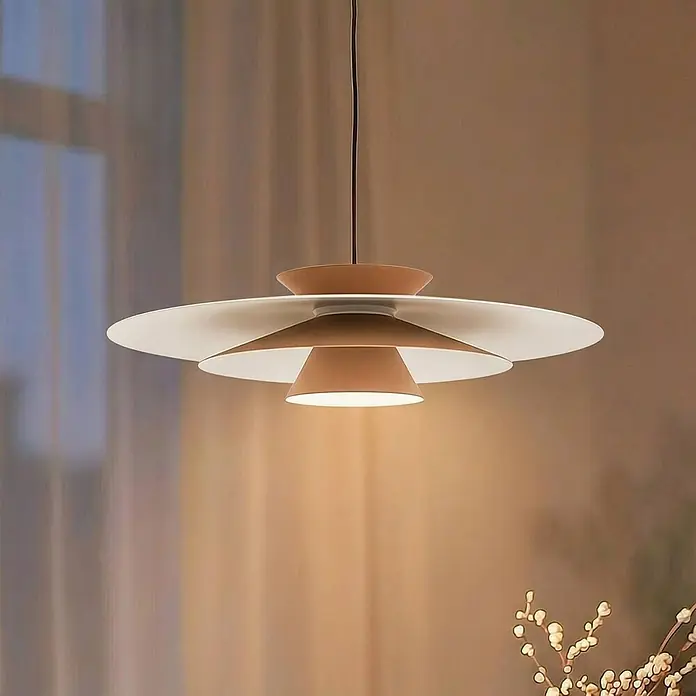 Lucande Pendelleuchte Livie - creme / amber, beige, weiß matt - Mehrschichtige Pendelleuchte mit weißen und terrakottafarbenen Schirmen, die einen Raum mit sanftem, warmem Licht erhellt.