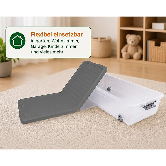 Ondis24 Unterbettbox - L x B x H: 74 x 37 x 16,5 cm, Kunststoff - Transparente Aufbewahrungsbox mit dunkelgrauem, halb geöffnetem Deckel, Rollen und Griffen auf Teppich.