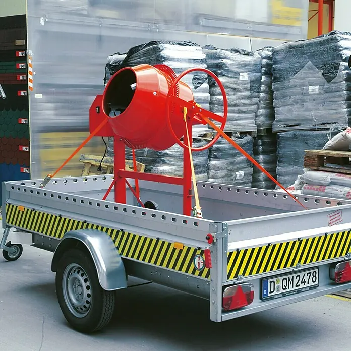Conacord Spanngurt - 8 m x 5 cm, Belastbarkeit: 2.000 kg, Einteilig, Mit Ratsche - Ein roter Betonmischer ist auf einem Anhänger mit gelb-schwarzen Streifen befestigt. Baustellenfahrzeug.