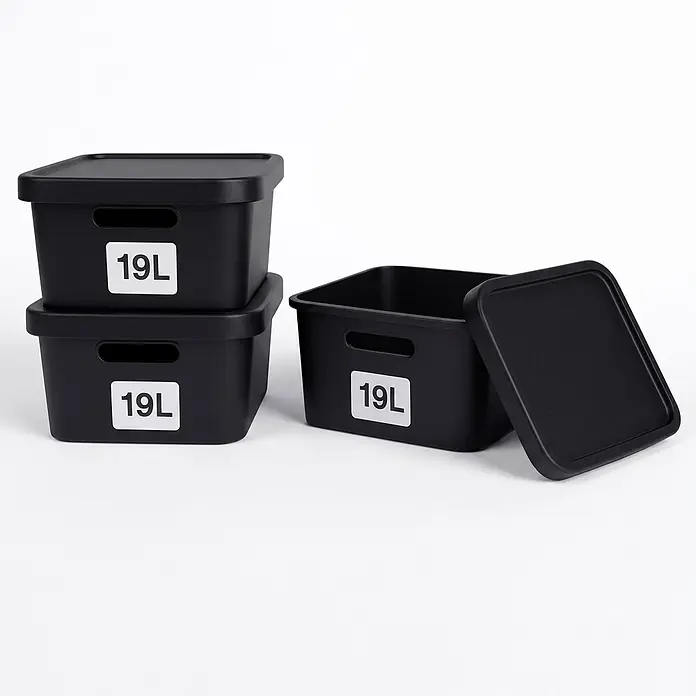Plastard Aufbewahrungsbox-Set 3er-Set 19 Liter in Schwarz mit Deckel – Stapelboxen, Lagerboxen - L x B x H: 45,5 x 33,5 x 15,5 cm, Kunststoff, Schwarz, 3 Stk. - Drei schwarze Kunststoff-Aufbewahrungsboxen mit Deckeln, eine offen, mit '19L'-Etiketten.