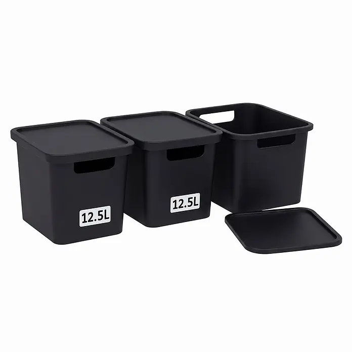 Plastard Aufbewahrungsbox-Set 3er-Set 12,5 Liter in Schwarz mit Deckel – Stapelboxen, Lagerboxen - L x B x H: 32 x 22 x 24 cm, Kunststoff, Schwarz, 3 Stk. - Drei schwarze 12,5L Aufbewahrungsboxen mit Deckeln. Zwei sind geschlossen, eine offen mit Deckel daneben.