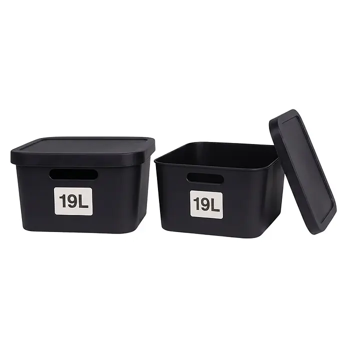 Plastard Aufbewahrungsbox-Set 2er-Set 19 Liter in Schwarz mit Deckel – Stapelboxen, Lagerboxen - L x B x H: 45,5 x 33,5 x 15,5 cm, Kunststoff, Schwarz, 2 Stk. - Zwei schwarze Kunststoff-Aufbewahrungsboxen (19L) mit Deckeln und Griffen, eine geschlossen, eine offen.