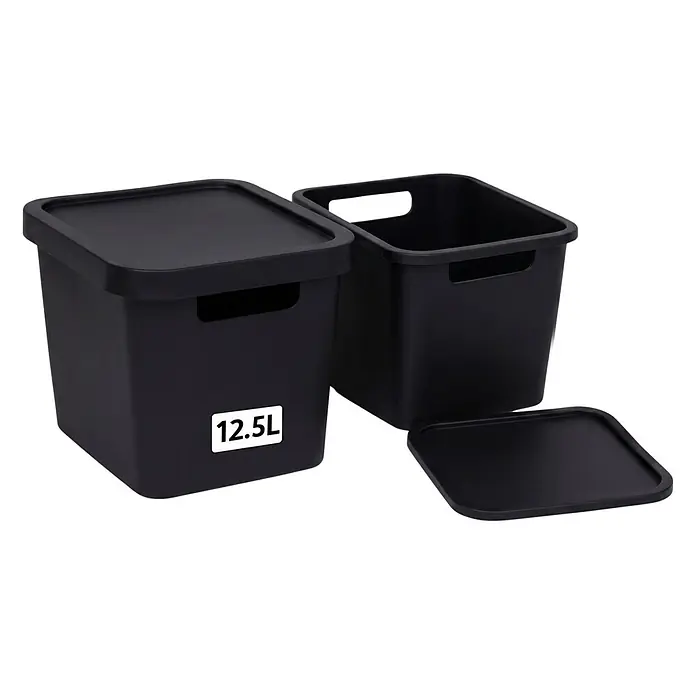 Plastard Aufbewahrungsbox-Set 2er-Set 12,5 Liter in Schwarz mit Deckel – Stapelboxen, Lagerboxen - L x B x H: 32 x 22 x 24 cm, Kunststoff, Schwarz, 2 Stk. - Zwei schwarze Kunststoff-Aufbewahrungsboxen; eine 12,5L mit Deckel, die andere ohne, mit separatem Deckel.