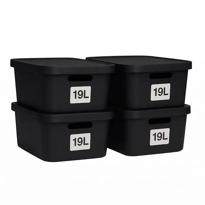 Plastard Aufbewahrungsbox-Set 4er-Set 19 Liter in Schwarz mit Deckel – Stapelboxen, Lagerboxen - L x B x H: 45,5 x 33,5 x 15,5 cm, Kunststoff, Schwarz, 4 Stk. - Vier schwarze Kunststoff-Aufbewahrungsboxen mit Deckeln, jeweils mit 19L beschriftet, in zwei Paaren gestapelt.