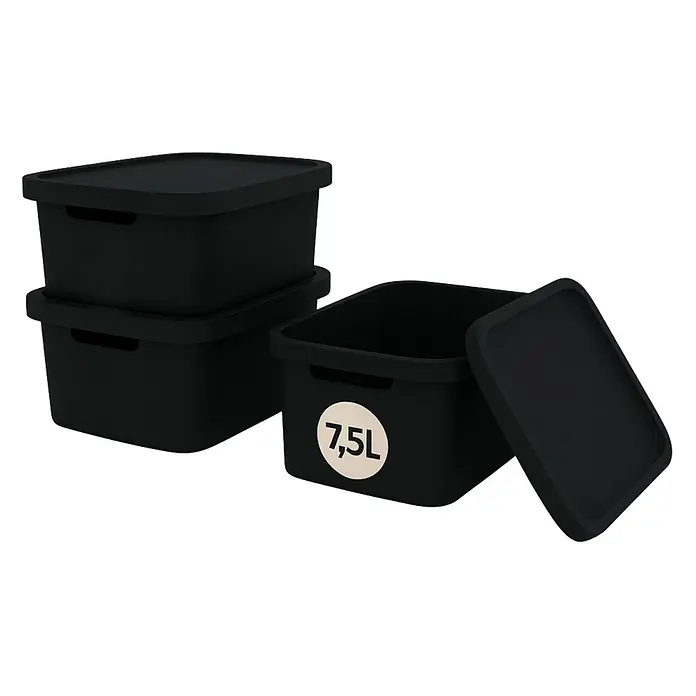 Plastard Aufbewahrungsbox-Set 3er-Set 7,5 Liter in Schwarz mit Deckel – Stapelboxen, Lagerboxen - L x B x H: 32 x 22 x 15 cm, Kunststoff, Schwarz, 3 Stk. - Stapel schwarzer Kunststoff-Aufbewahrungsboxen mit Deckeln; eine Box zeigt ein Fassungsvermögen von 7,5L.