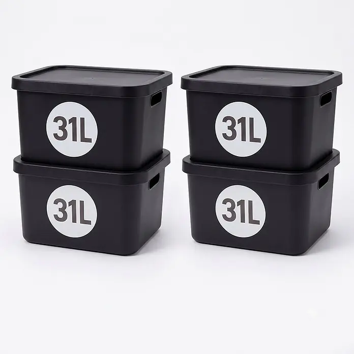 Plastard Aufbewahrungsbox-Set 4er-Set 31 Liter in Schwarz mit Deckel – Stapelboxen, Lagerboxen - L x B x H: 45,5 x 33,5 x 25 cm, Kunststoff, Schwarz, 4 Stk. - Vier schwarze Aufbewahrungsboxen mit Deckel, je 31L beschriftet, in zwei Paaren gestapelt.