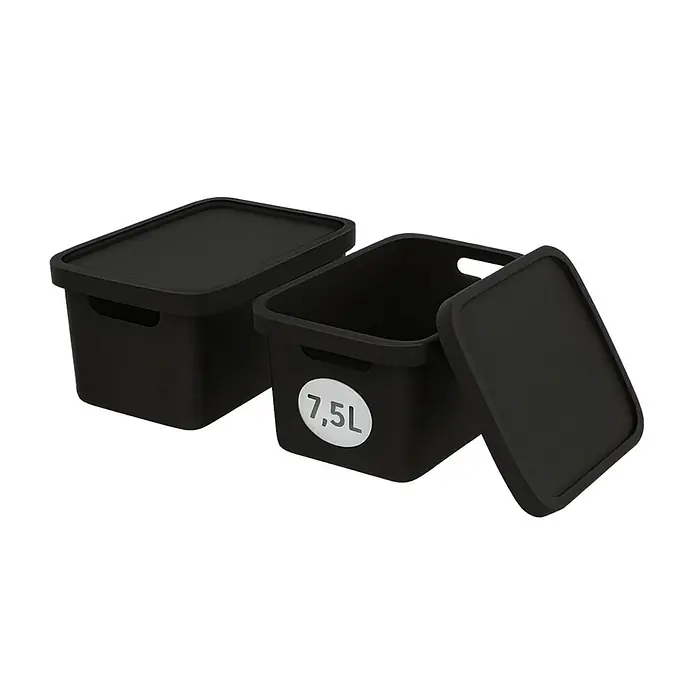 Plastard Aufbewahrungsbox-Set 2er-Set 7,5 Liter in Schwarz mit Deckel – Stapelboxen, Lagerboxen - L x B x H: 32 x 22 x 15 cm, Kunststoff, Schwarz, 2 Stk. - Zwei schwarze Aufbewahrungsboxen mit Deckeln, eine offen mit 7,5L Fassungsvermögen.
