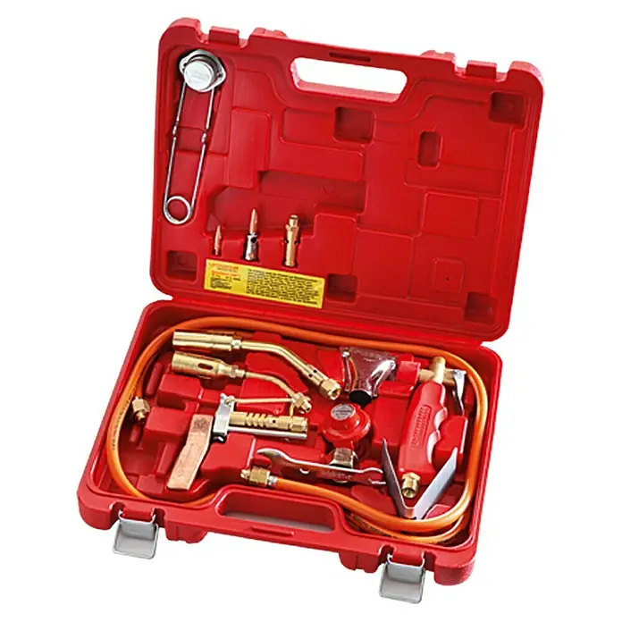 Rothenberger Industrial Turbolöt-Set - 15 -tlg., 2.000 °C - Ein roter Koffer mit einem Lötbrenner-Set. Das Set enthält verschiedene Düsen, Schläuche und andere Werkzeuge zum Löten und Schweißen.