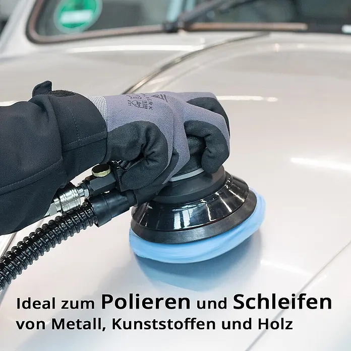 STAHLWERK Druckluft-Exzenterschleifer DES-125 ST -  - Hand in Handschuh bedient einen schwarzen Druckluftpolierer mit blauem Pad auf einer Autooberfläche.