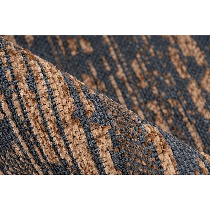 Kayoom Flachgewebeteppich Kalea 125 - Gelb, 170 x 120 cm, 100 % Polyester - Nahaufnahme eines teilweise gerollten Teppichs mit strukturiertem braunem und dunkelgrauem Muster.
