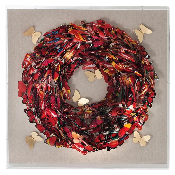 Bild - Schmetterling, B x H: 80 x 80 cm - Schmetterlingskranz-Kunstwerk in Rot, Gelb und Schwarz mit goldenen Akzenten in einem Schattenkasten auf hellem Stoffhintergrund.