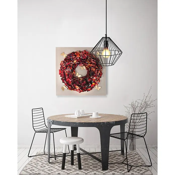 Bild - Schmetterling, B x H: 80 x 80 cm - Moderner Essbereich mit rundem Holztisch, schwarzem Metallgestell, zwei Drahtstühlen und einem weißen Hocker, auf gemustertem Teppich unter geometrischer Pendelleuchte.