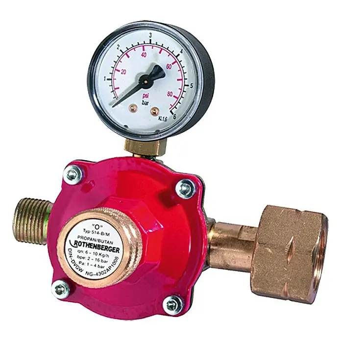 Rothenberger Industrial Propan-Regler - 0,5 bar - 4 bar - Nahaufnahme eines roten Rothenberger Druckminderers mit Manometer und verschiedenen Anschlüssen für Propan/Butan-Anwendungen.