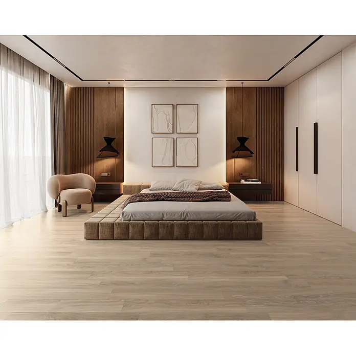 Pavimento porcelánico Montevideo - 15 x 90 cm, Arce, Mate - Dormitorio moderno con una cama baja tapizada, cabecero de lamas de madera, suelo de madera clara y mobiliario minimalista.