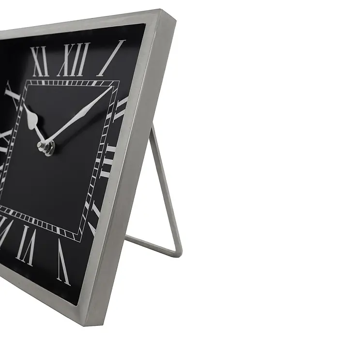 Tischuhr Moments 2025 - Silber, 21 x 21 cm - Rechteckige silbergerahmte Uhr mit schwarzem Zifferblatt, weißen römischen Ziffern und Zeigern, auf Drahtständer.