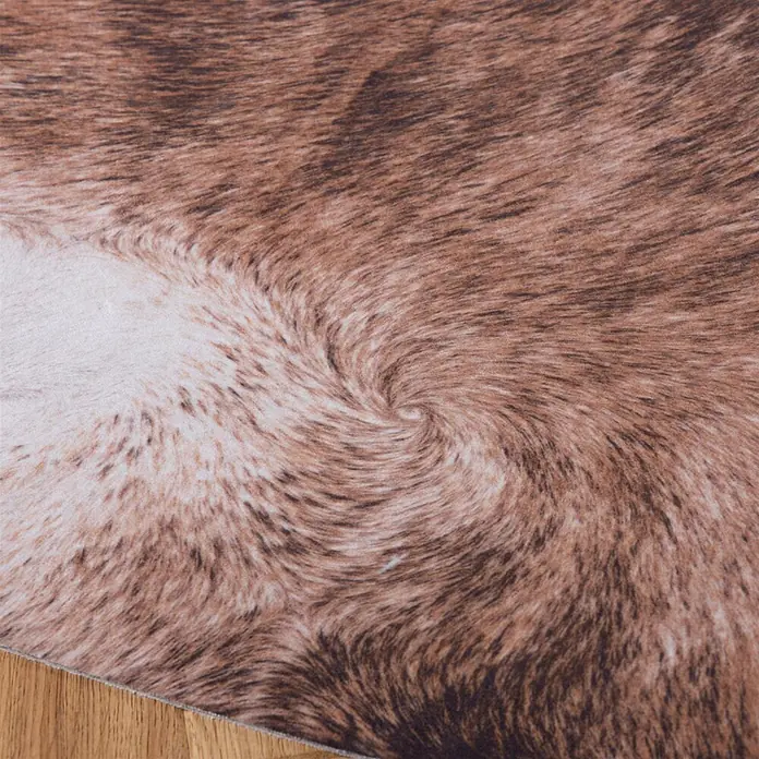 Kayoom Kunstfell Sanari 204 - Braun, 190 x 155 cm, 100 % Polyester - Brauner und weißer Kunstfellteppich mit einem markanten Spiralmuster, auf einem Holzboden liegend.