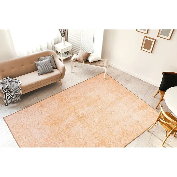 Kayoom Flachgewebeteppich Faye 825 - Sand, 330 x 230 cm, 100 % Polyester - Großer rechteckiger, helloranger Vintage-Teppich auf dem Boden in einem Wohnzimmer.