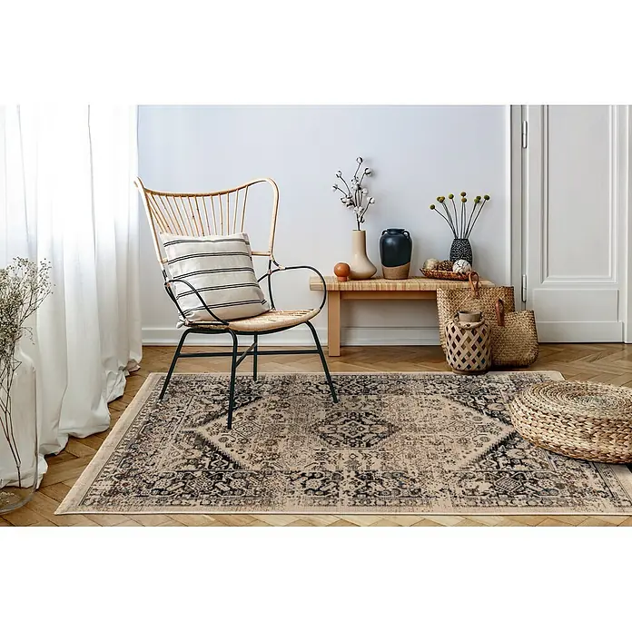 Kayoom Kurzflorteppich Charin 425 - Blau, 230 x 160 cm, 100 % Polypropylen - Distressed Teppich in Beige und Schwarz mit Muster auf Holzfußboden, verschönert einen gemütlichen Wohnraum.