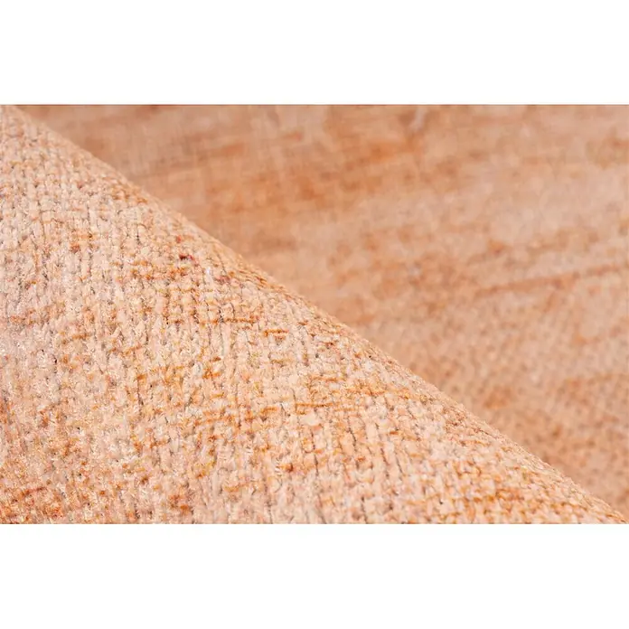 Kayoom Flachgewebeteppich Faye 825 - Sand, 330 x 230 cm, 100 % Polyester - Nahaufnahme eines gerollten, texturierten Teppichs in Beige-Orange mit weichen, vielfältigen Fasern.