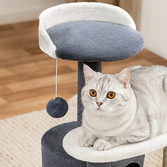 belviona Kratzbaum - 45 x 45 x 65 cm, Textil, grau/weiß - Grauer und weißer Plüsch-Kratzbaum mit mehreren Ebenen und Hängespielzeug, eine Katze ruht auf einer Plattform.