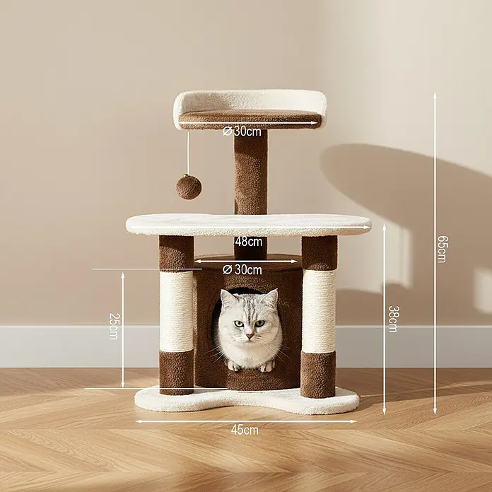 belviona Kratzbaum - 45 x 45 x 65 cm, Textil, braun/beige - Zweistöckiger braun-weißer Kratzbaum mit Höhle, aus der eine Katze herausschaut.