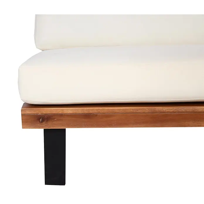 Mendler Lounge-Sessel HWC-H54 Akazie - braun, Polster cremeweiß -  - Nahaufnahme eines cremefarbenen Kissens auf einem Holzrahmen mit schwarzem Bein, Teil einer Sitzeinheit.