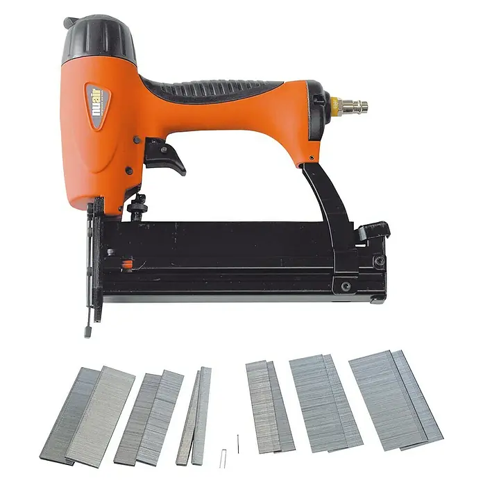 Craftomat Kombidrucklufttacker - Betriebsdruck: 6 bar, Luftverbrauch: 0,42 l pro Nagel - Druckluftnagler von Nuair mit orangefarbenem Gehäuse und Munitionspacks für Bau- und Reparaturarbeiten.