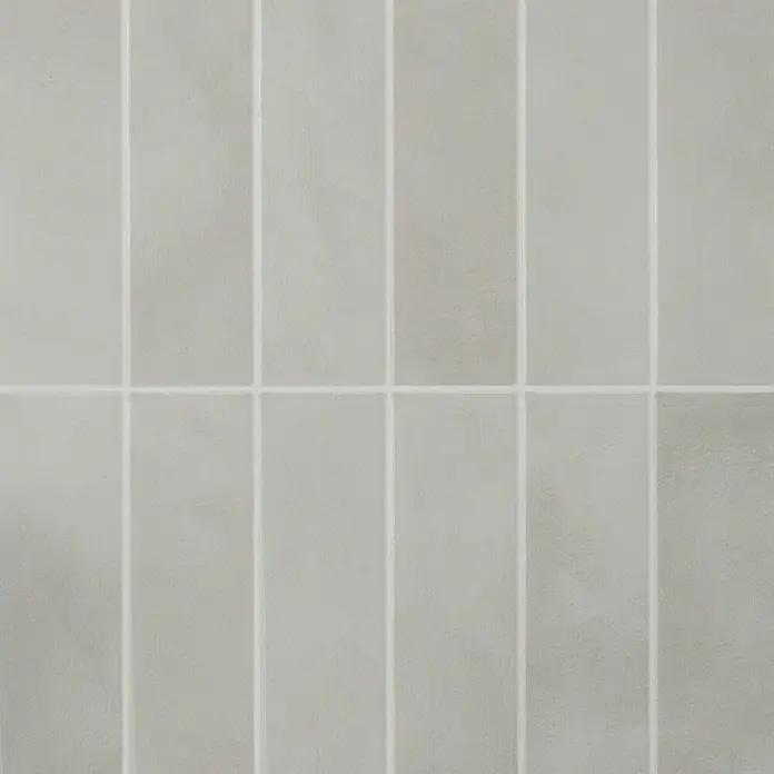 Smart Tiles Selbstklebemosaik Morocco - 29,02 x 22,86 cm, Essaouira, Glänzend - Hellgraue rechteckige Fliesen mit sichtbaren Fugen, in einem gestapelten vertikalen Muster angeordnet.