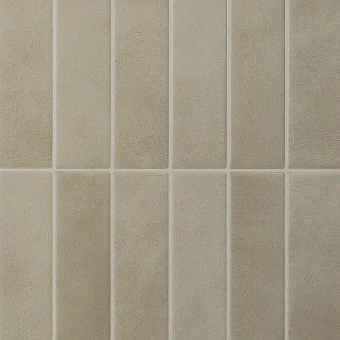 Smart Tiles Selbstklebemosaik Morocco - 29,02 x 22,86 cm, Tangier, Matt - Helle beige-graue, texturierte, matte, rechteckige Fliesen vertikal mit Fugen angeordnet.