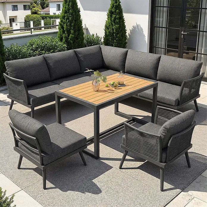 SONNENH Loungemöbel-Set - 6 -tlg., Eisen, Grau - Dunkelgraues Outdoor-Loungeset mit Ecksofa, zwei Sesseln und Kaffeetisch mit Holzplatte auf einer Terrasse.
