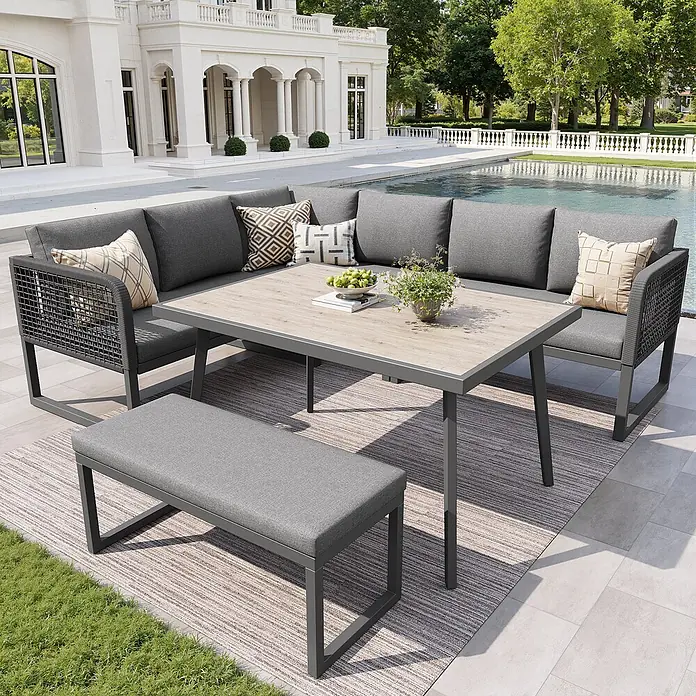 SONNENH Loungemöbel-Set 5-teilig für 6–8 Personen Grau -  - Grau gepolstertes Outdoor-Ecksofa und Essgruppe mit Bank auf einer Terrassenmatte am Pool.