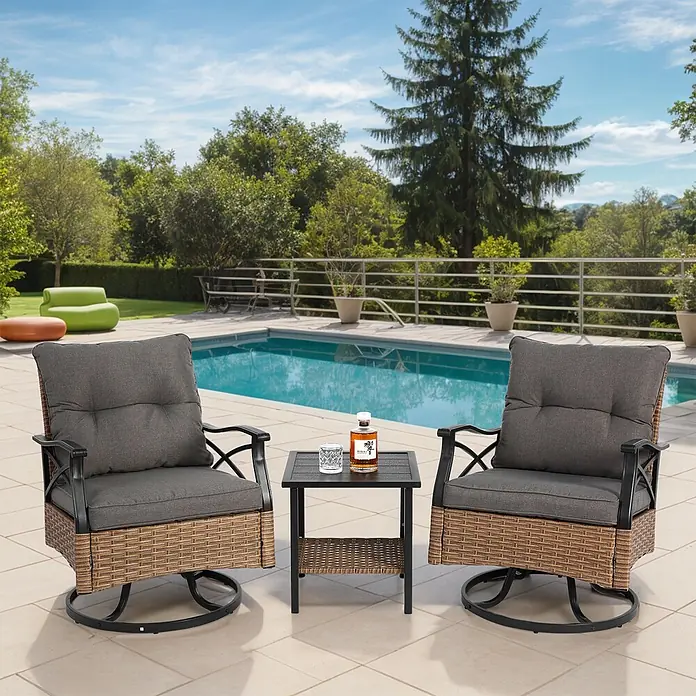 SONNENH Loungemöbel-Set - 6 -tlg., Stahl, Braun/Grau/Grau - Zwei grau gepolsterte, braune Rattansessel und ein schwarzer Beistelltisch auf einer Terrasse.