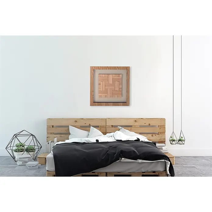 Bild Holzkunst - Carré I, B x H: 60 x 60 cm - Hölzerne Wandkunst mit Webmuster in quadratischem Rahmen, über einem Bett hängend.