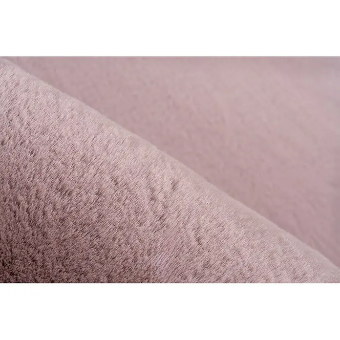 Kayoom Fellteppich Rabbit 125 - Lila, 280 x 180 cm, 100 % Polyester - Weicher, plüschiger, hellbrauner Stoff mit sanfter Falte, der seine flauschige Textur hervorhebt.