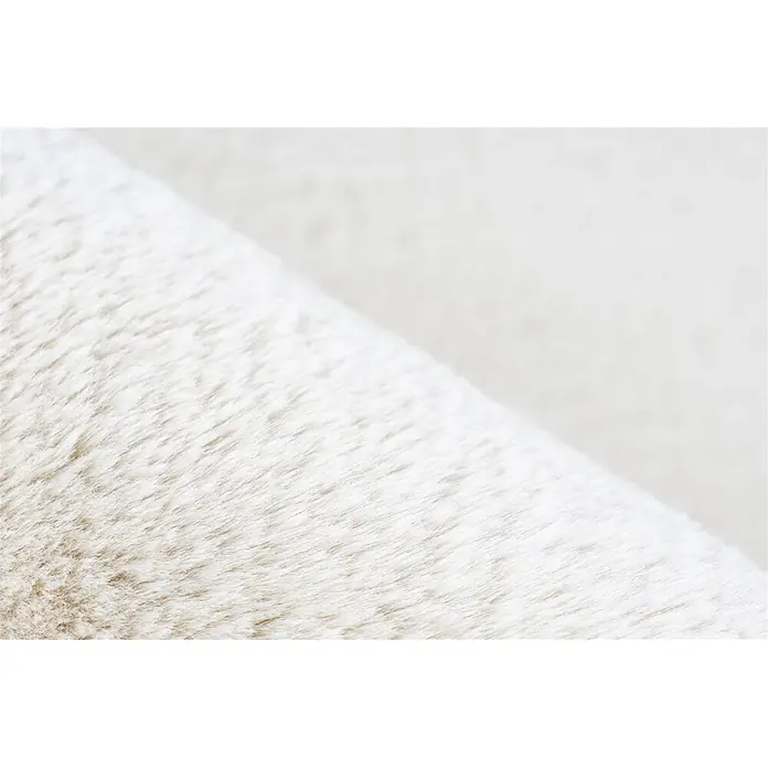 Kayoom Fellteppich Emotion 525 - Creme, 110 x 60 cm, 100 % Polyester - Weiches, cremeweißes Kunstpelzgewebe mit plüschiger, flauschiger Textur.