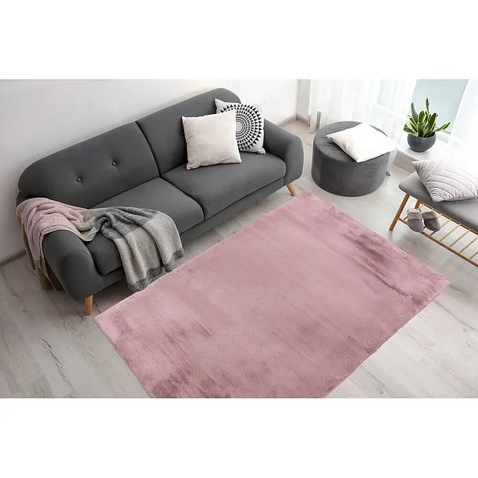 Kayoom Fellteppich Rabbit 125 - Lila, 280 x 180 cm, 100 % Polyester - Weicher rosa Teppich auf hellem Holzfußboden im Wohnzimmer.
