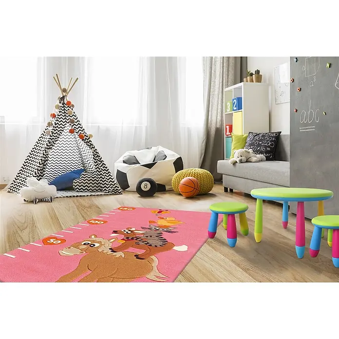 Kayoom Kinderteppich Joy 4168 - Rosa, 160 x 75 cm, 100 % Modacryl - Rosa Kinderteppich mit Tiermotiven und Messlatte in einem spielerischen Raum.