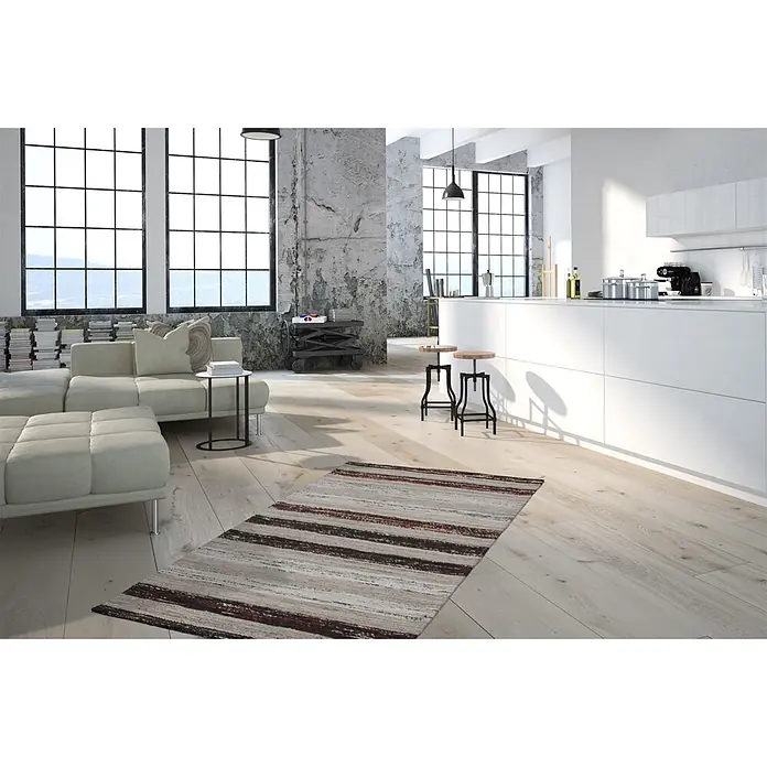 Kayoom Flachgewebeteppich Duarte 210 - Schwarz/Weiß, 230 x 160 cm, 60 % Wolle, 20 % Baumwolle, 20 % Seide - Gestreifter Teppich in Beige-, Braun- und Rottönen auf hellem Holzfußboden in einem geräumigen Zimmer.