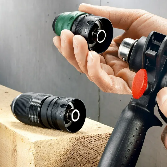 Bosch Martillo perforador PBH 3000-2 FRE - 750 W, 2,8 J - Primer plano de dos accesorios de portabrocas, uno de ellos montado en un taladro eléctrico.