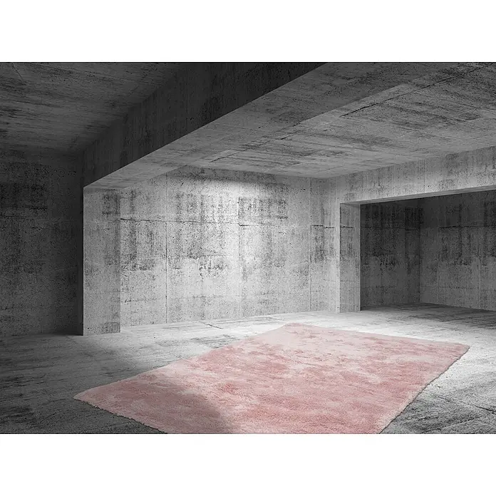 Kayoom Hochflorteppich Dolphin 500 - Rosa, 290 x 200 cm, 100 % Polyester - Ein flauschiger pinker Teppich auf Betonboden in einem minimalistischen Industrieraum.