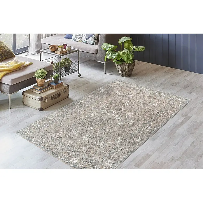 Kayoom Flachgewebeteppich Perry 125 - Khaki/Beige, 170 x 120 cm, 75 % Baumwolle, 25 % Polyester - Beigefarbener gemusterter Teppich auf hellem Holzboden in einem Wohnzimmer, passend zu den Möbeln.