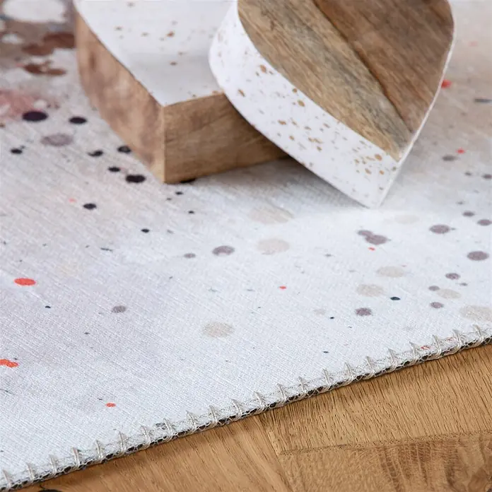 Kayoom Kinderteppich Sympathy Kids 246 Brown Beauty - Braun, 120 x 80 cm, 100 % Polyester - Heller Stofftischset mit bunten Sprenkeln und genähtem Rand, auf Holz mit dekorativen Holzobjekten.